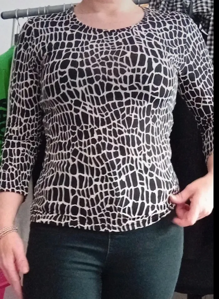 Très joli petit pull imprimé Burton taille 36 en très bon état