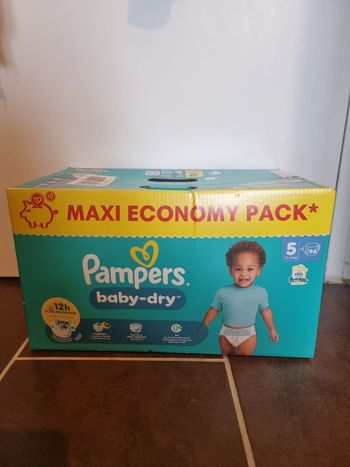 94 couches Pampers taille 5 pants