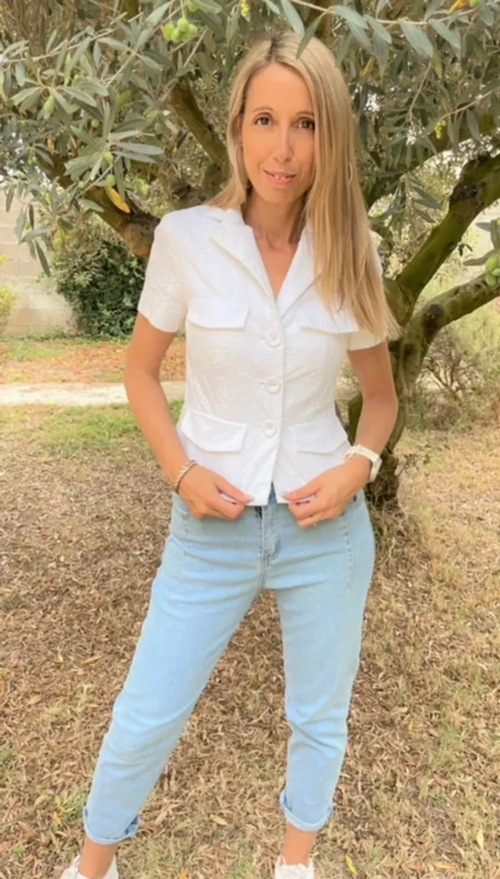 Jolie blouse blanche d'été avec broderies taille XS/S - photo numéro 10