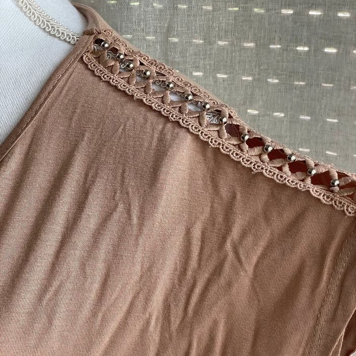 T-shirt long beige avec détails aux épaules - photo numéro 2