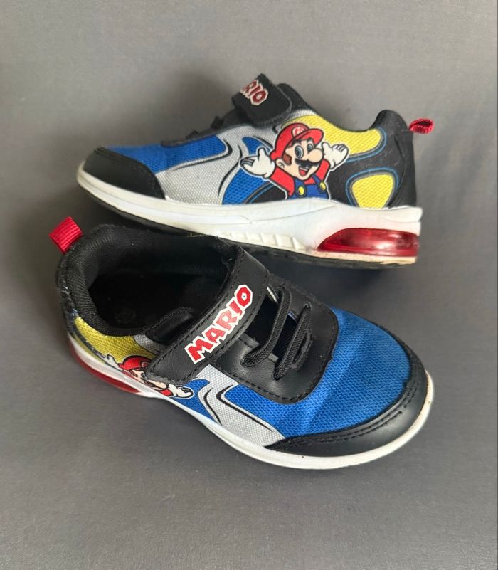 Chaussures baskets T 26 garçon dessin Mario avec lumières