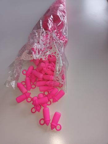 Sachzt de Biberon rose qu'on peut pendre à une chaîne ou autre