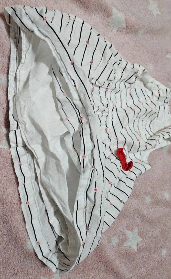 Robe rayée et fleurie avec doublure. Blanche, rouge et noire. Kiabi 3 - 6 mois, 63 à 69cm, 8kg. - photo numéro 3
