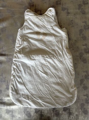 Gigoteuse épaisse bébé KIABI – 0/6 mois – Blanche motifs pieds crème