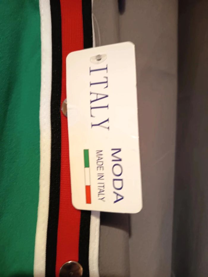 Jupe courte verte avec bande de couleurs. Marque Moda . Dimensions à voir dans le descriptif . - photo numéro 3