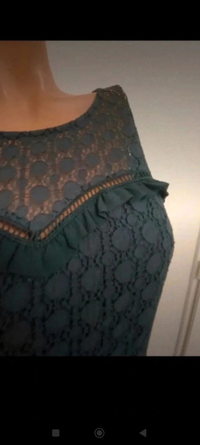 Jolie robe en dentelle - photo numéro 3