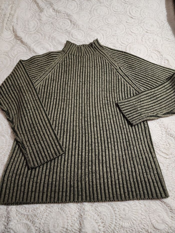 Pull à fermeture sur le cou