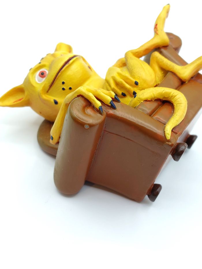 Figurine publicitaire Le champignon NOVARTIS dans un fauteuil hauteur 10 cm - photo numéro 7