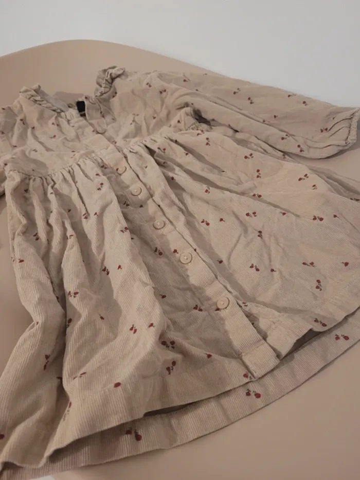 Robe beige avec motifs de rose - photo numéro 3