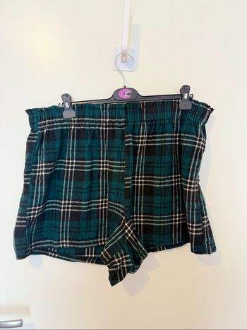 Short en matière chaude idéal avec un bas