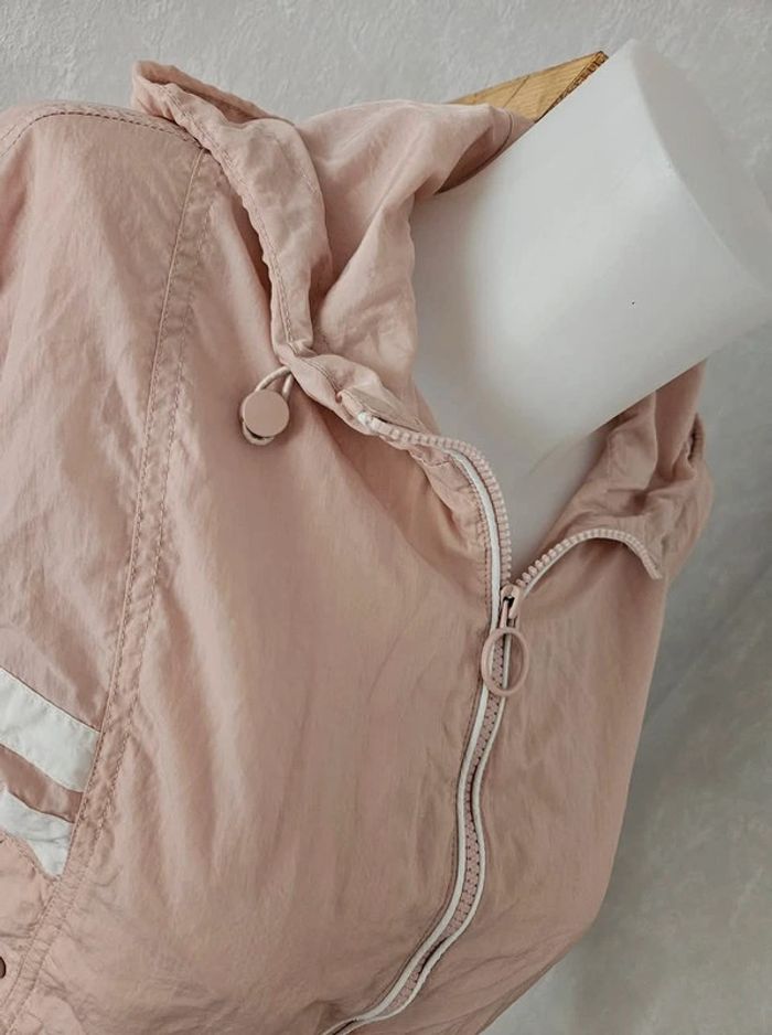 Veste imperméable, à capuche, manches
longues. Avec 2 poches.
Don't call me. Jennyfer.
Taille :XS - photo numéro 6