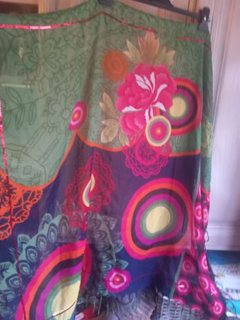 Foulard multicolore avec fleurs 