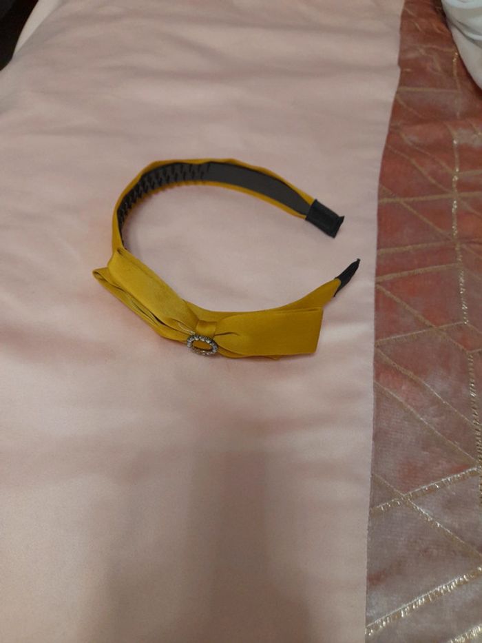 Serre tête moutarde satiné