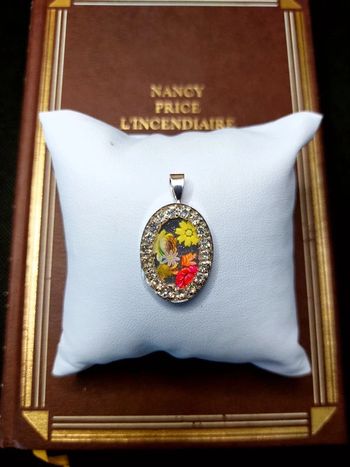 Magnifique pendentif avec image fleurs et strass blanc