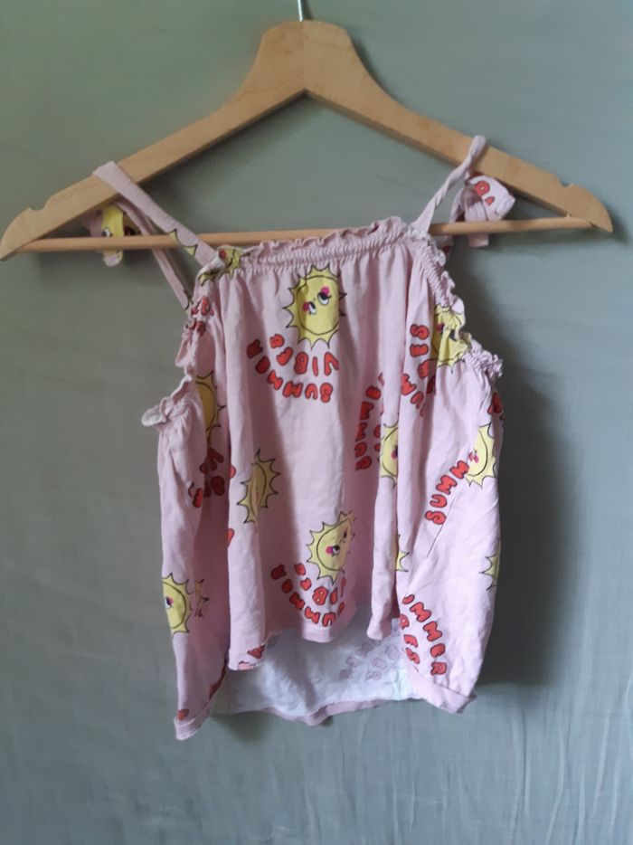 Débardeur rose avec des soleils