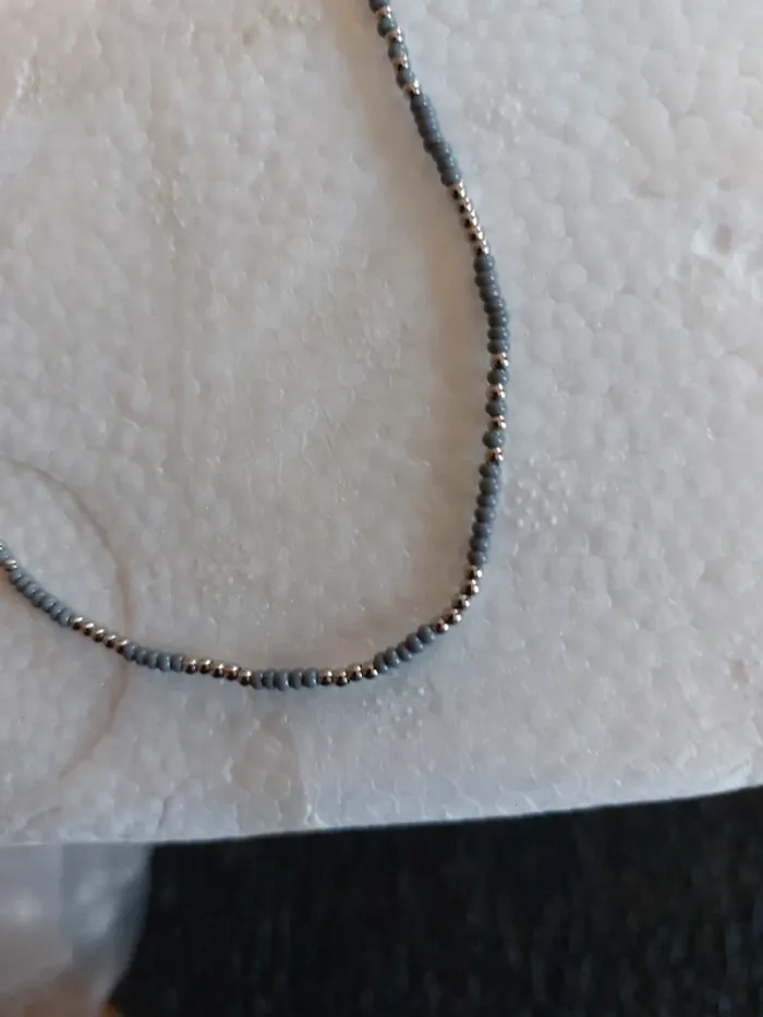 Collier fin perles grise et argenté leslii neuf avec étiquette - photo numéro 3