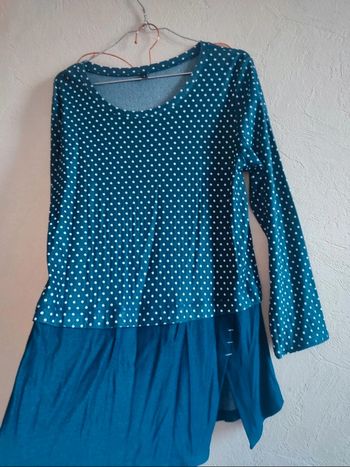 Haut long , bleu à petit pois blanc taille 3