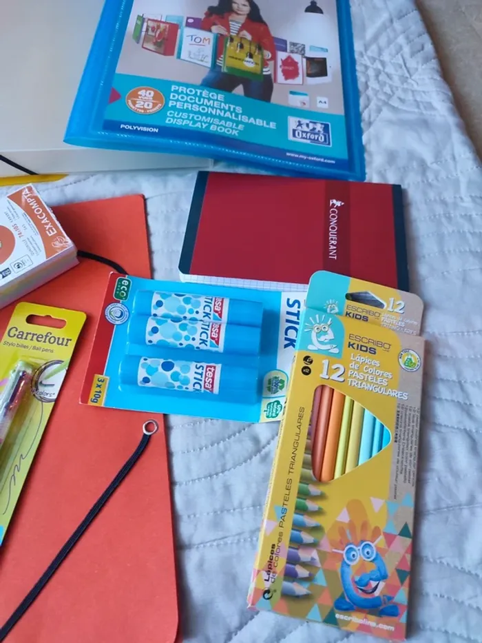 Lot de fournitures scolaires / bureau - photo numéro 2