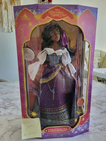 Poupée limitée disney esmeralda