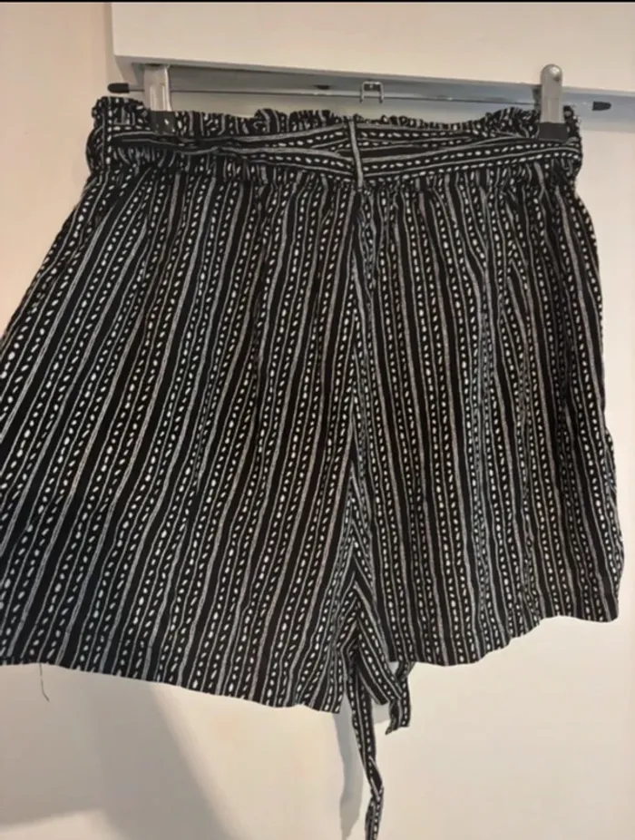 Short noir à motifs graphiques ceinture intégrée – taille S - photo numéro 5