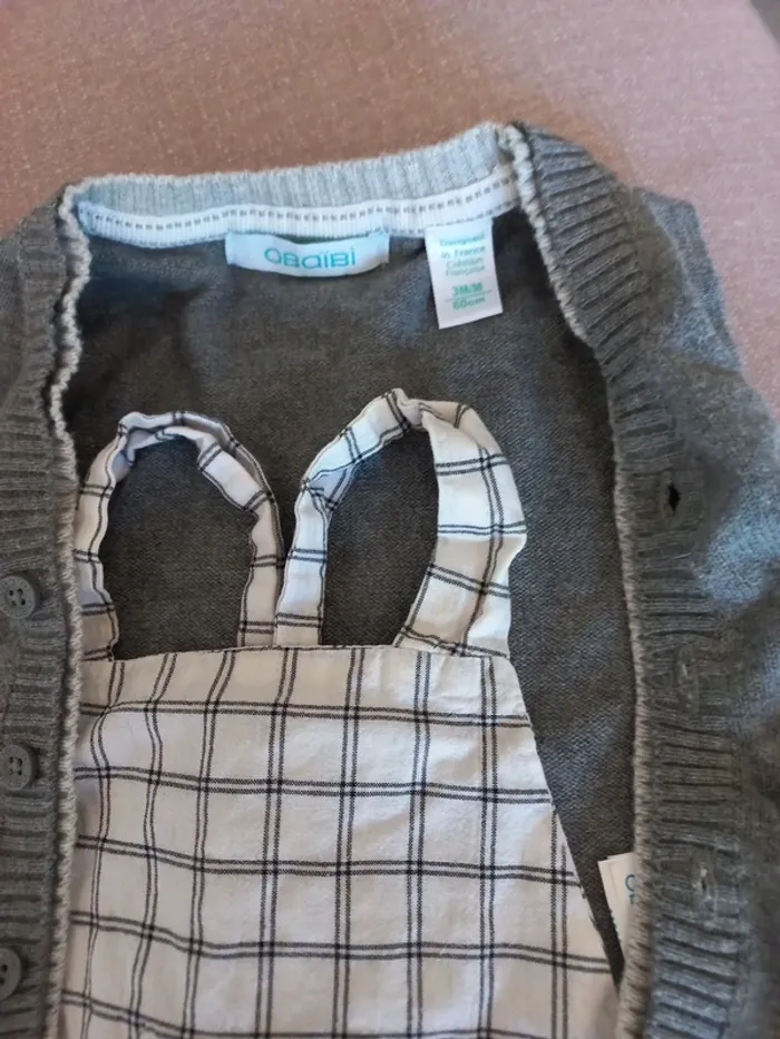 Salopette a carreaux fonf blanc et gilet gris - photo numéro 2