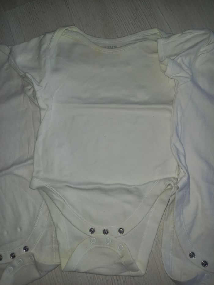 Lot de 4 bodies 18 mois - photo numéro 4