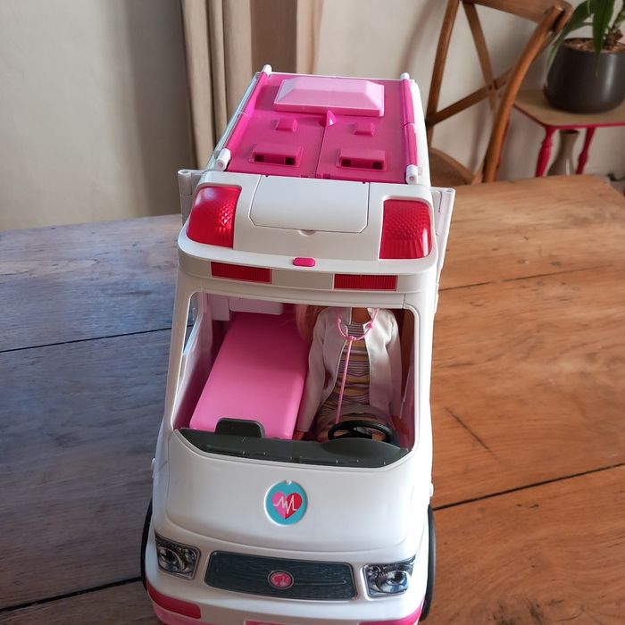 Ambulance barbie - photo numéro 2
