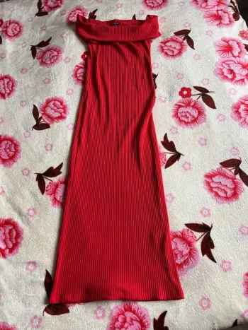Jolie robe longue moulante à épaules dénudées
