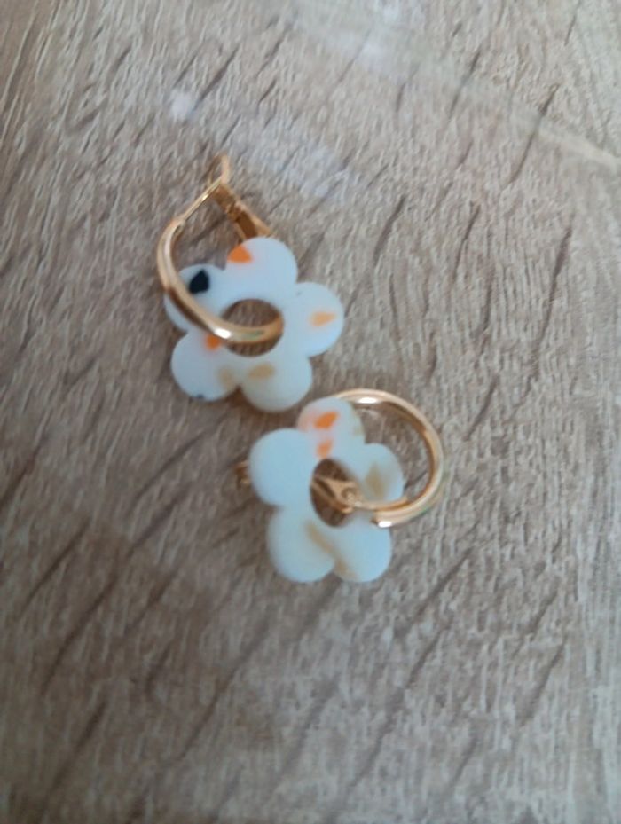 Boucles d'oreilles créoles fleur blanc et taches colorées - photo numéro 2