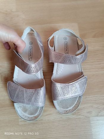 Nu-pieds rose argenté cuir " Damart " piedical p.37