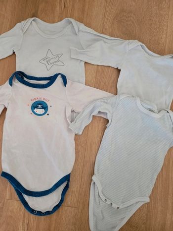 Lot bodies bébé 6 mois