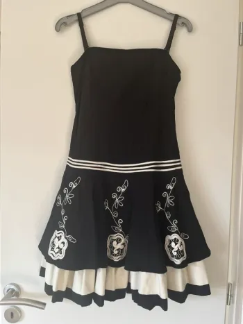 Robe noir et blanche