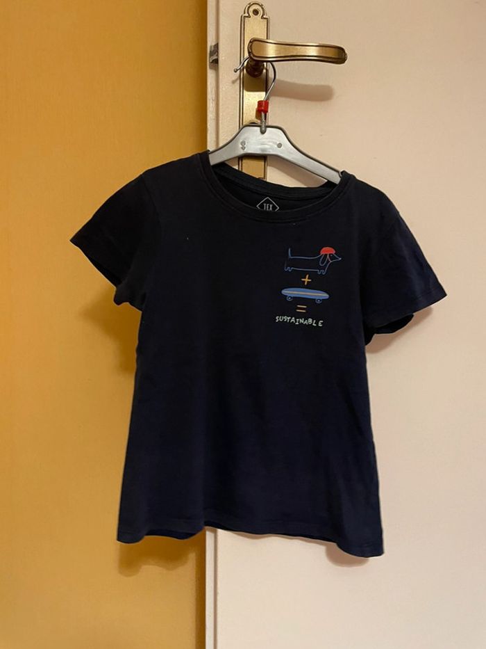 T-shirt bleu marine, chien