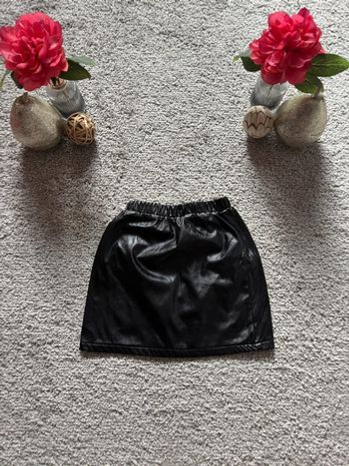 🌺Ensemble haut col roulé manche longue avec jupe en similicuir noir et rouge Taille 4ans/104cm🌺 - photo numéro 3