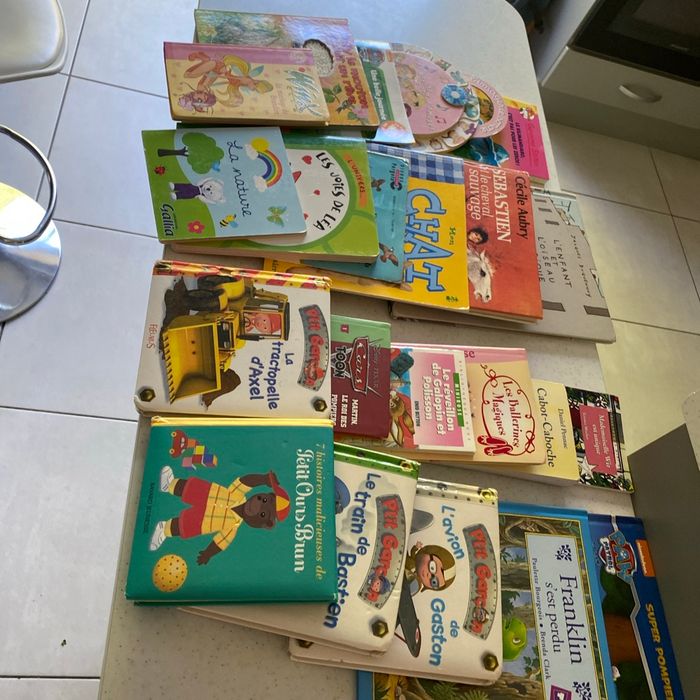 Lot 22 livres bébés et enfants