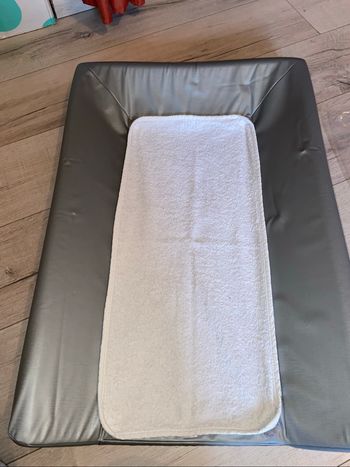 Tapis à langer gris
