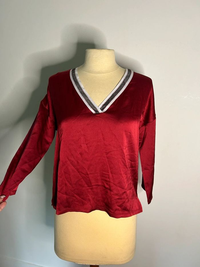 Top rouge col V léger