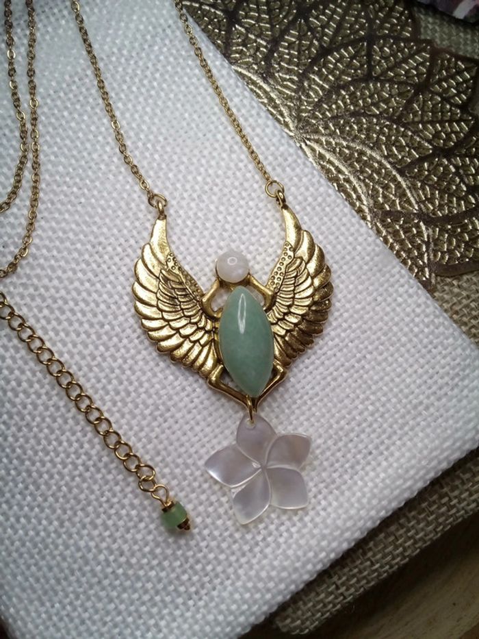 Collier scarabée, pierres semi précieuses et fleur nacrée - photo numéro 2