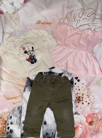 Ensemble pantalon et 2 t-shirts, taille 6-12 mois, marque BabyGap.