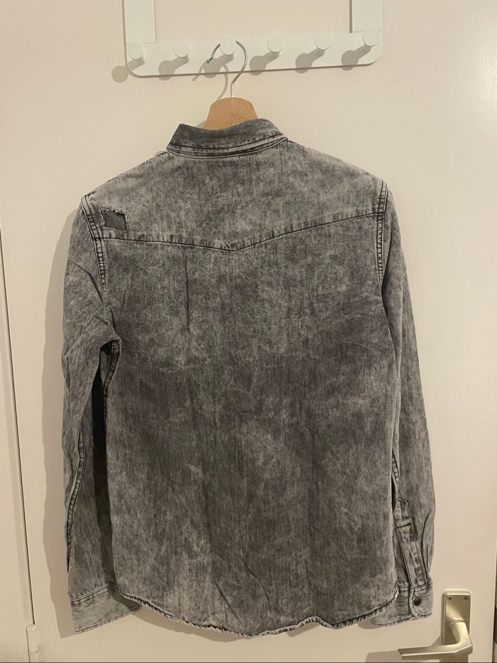 Chemise en jean délavé Zara, effet usé - photo numéro 2