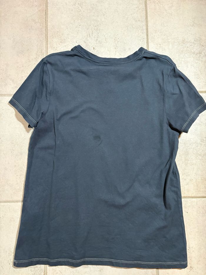 À la base c’est un T-shirt blanc, mais je l’ai coloré en bleu marine. Il y’a une tache à l’arrière - photo numéro 4