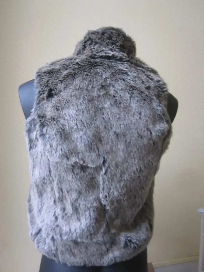 Veste fausse fourrure sans manches manches gris/marron taille 10 ans - photo numéro 5