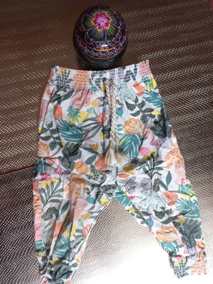 Très beau pantalon été Fleuri 9 mois