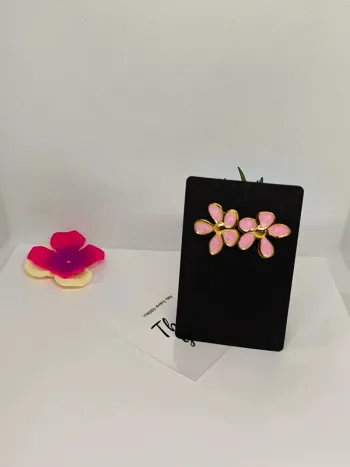 Boucles d'oreilles fleur dorées et roses nacrées
