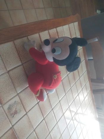 jouet ou peluche Mickey qui rampe