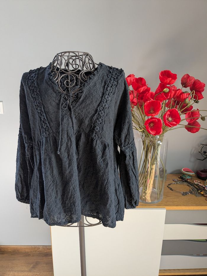 Blouse noire broderie anglaise