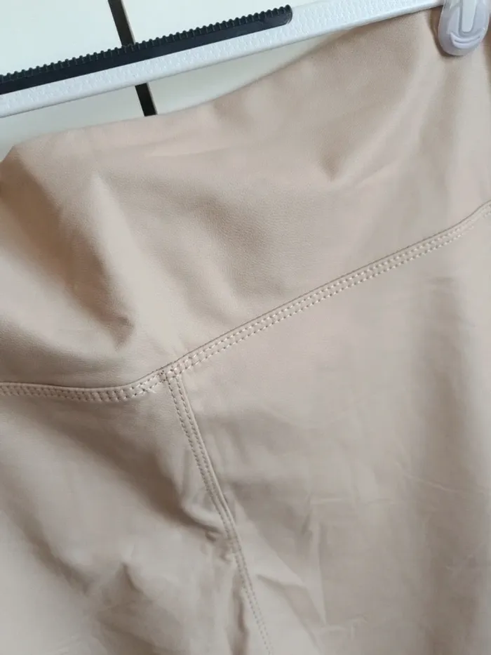 Pantalon beige simili - photo numéro 4