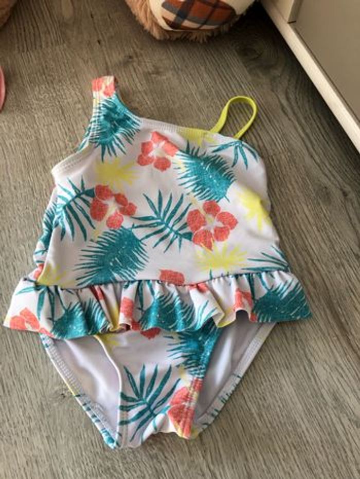 3 Tenues de bain en 12 mois : maillot de bain neuf, 2 combinaisons portées - photo numéro 2
