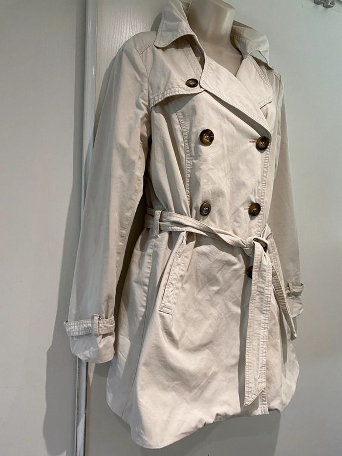 Trench esprit, taille 40 c’est couleur beige, très clair - photo numéro 3