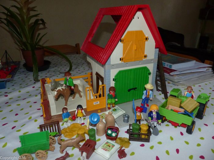 lot playmobils la grande ferme + persos  et accessoires - photo numéro 3
